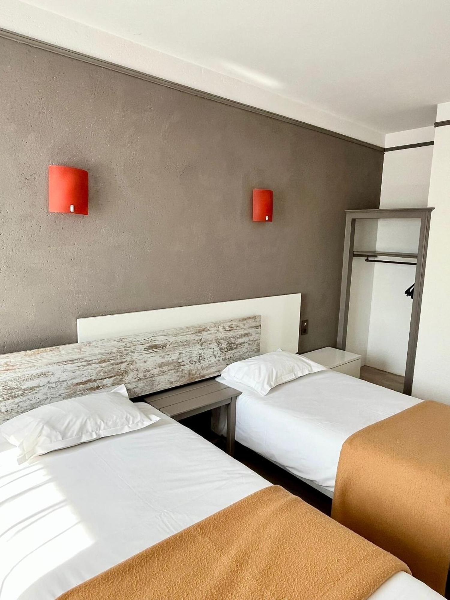 Hotel La Tour Des Anglais Mayenne Eksteriør billede