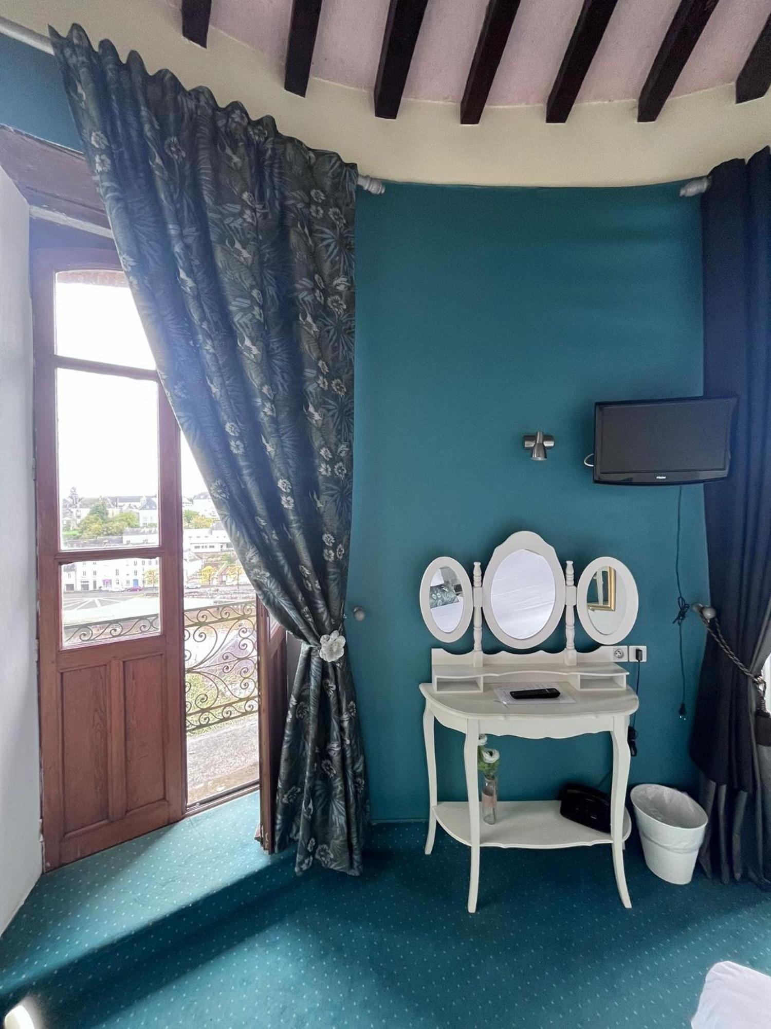 Hotel La Tour Des Anglais Mayenne Eksteriør billede