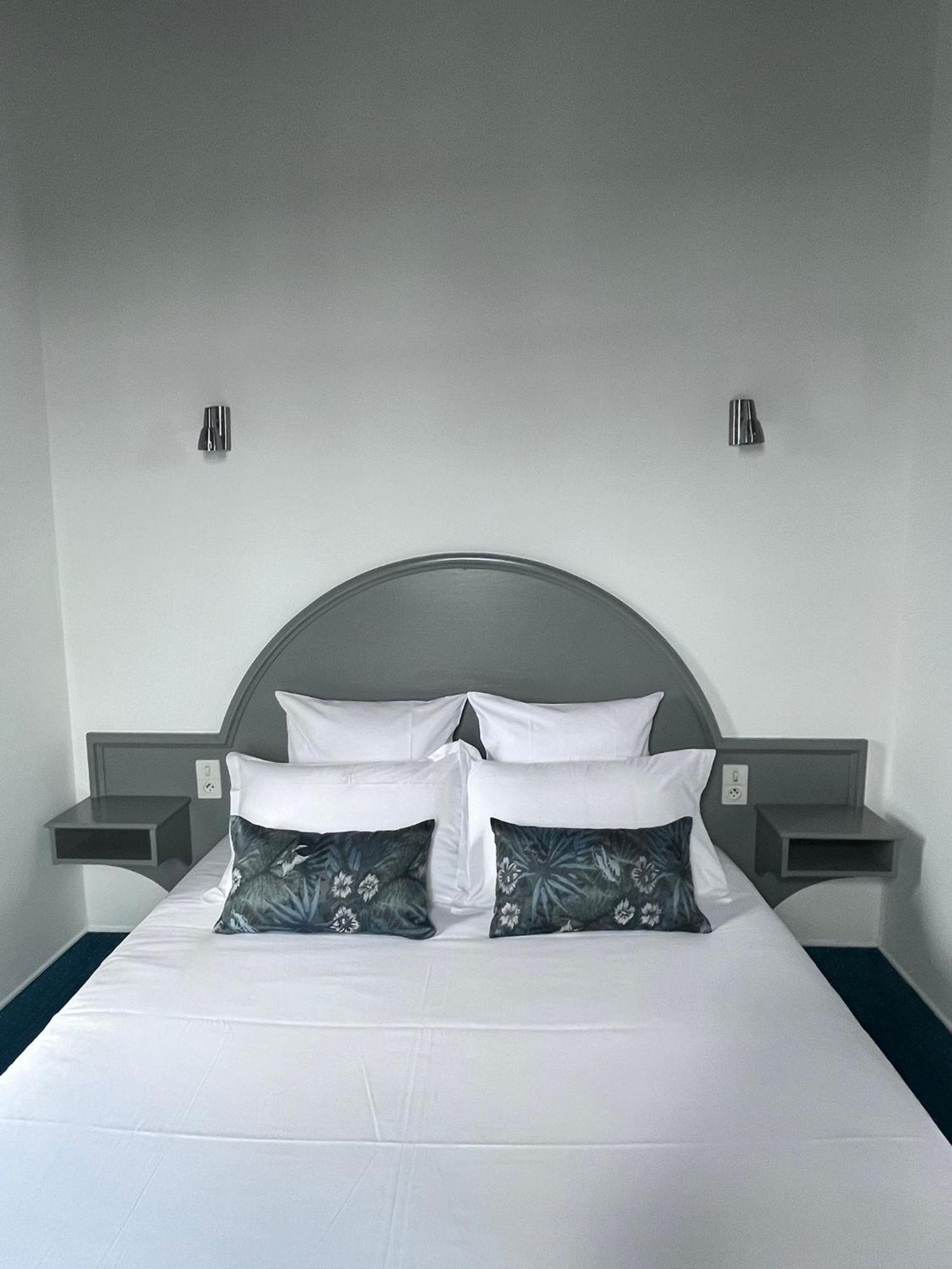 Hotel La Tour Des Anglais Mayenne Eksteriør billede