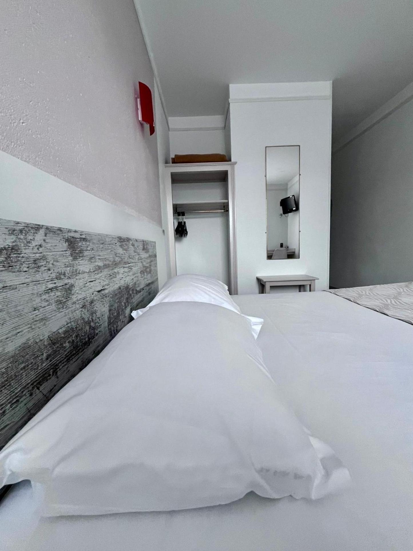Hotel La Tour Des Anglais Mayenne Eksteriør billede