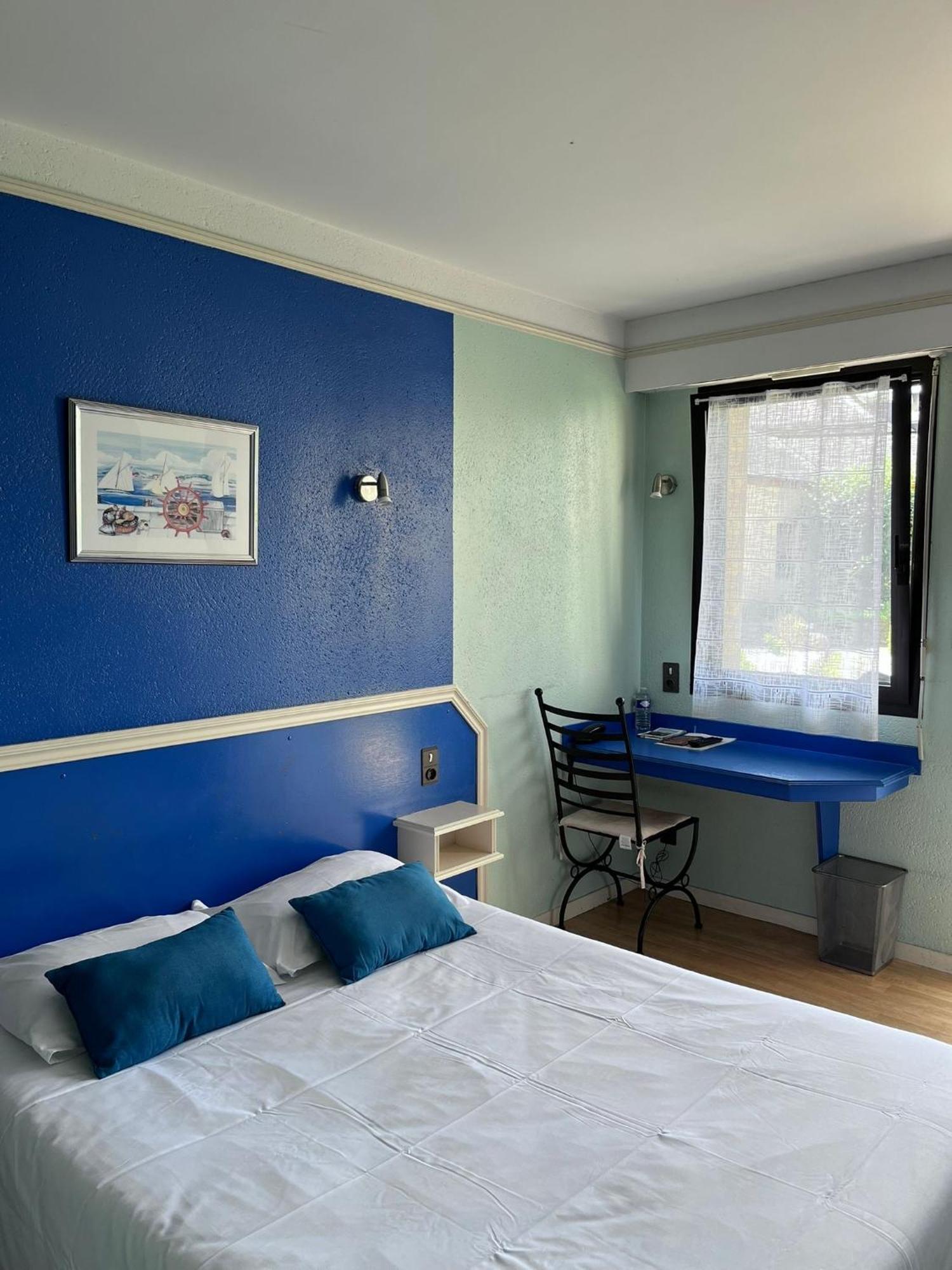 Hotel La Tour Des Anglais Mayenne Eksteriør billede