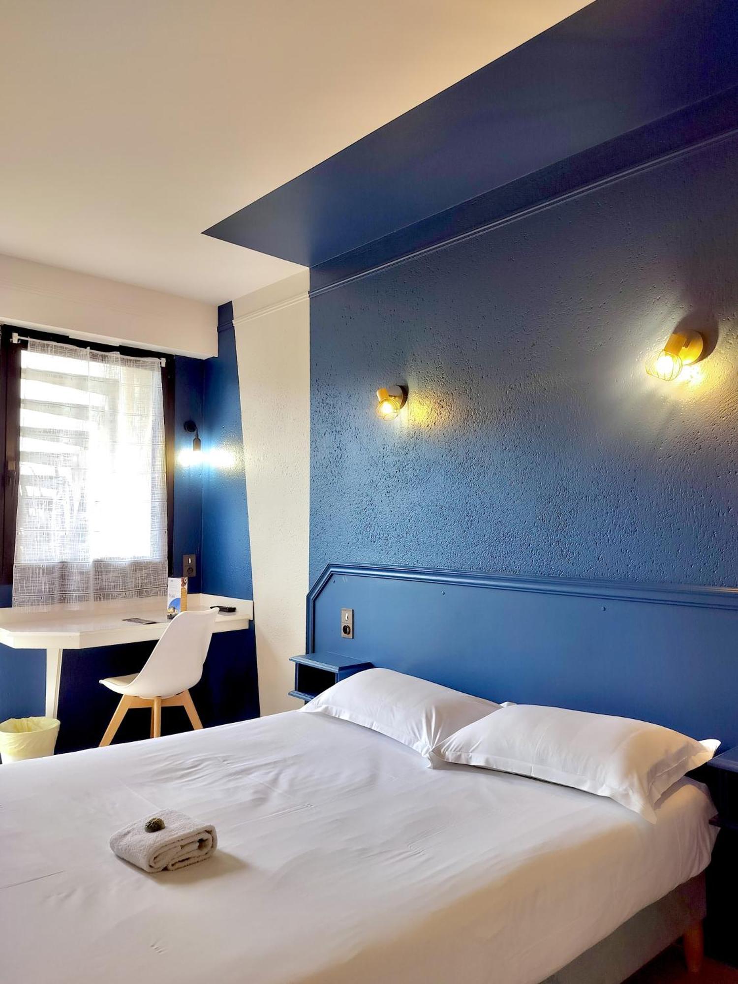 Hotel La Tour Des Anglais Mayenne Eksteriør billede